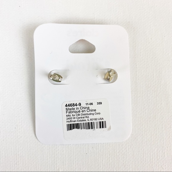 💕Claire’s Christmas Earrings Snowflake Studs - Picture 2 of 2